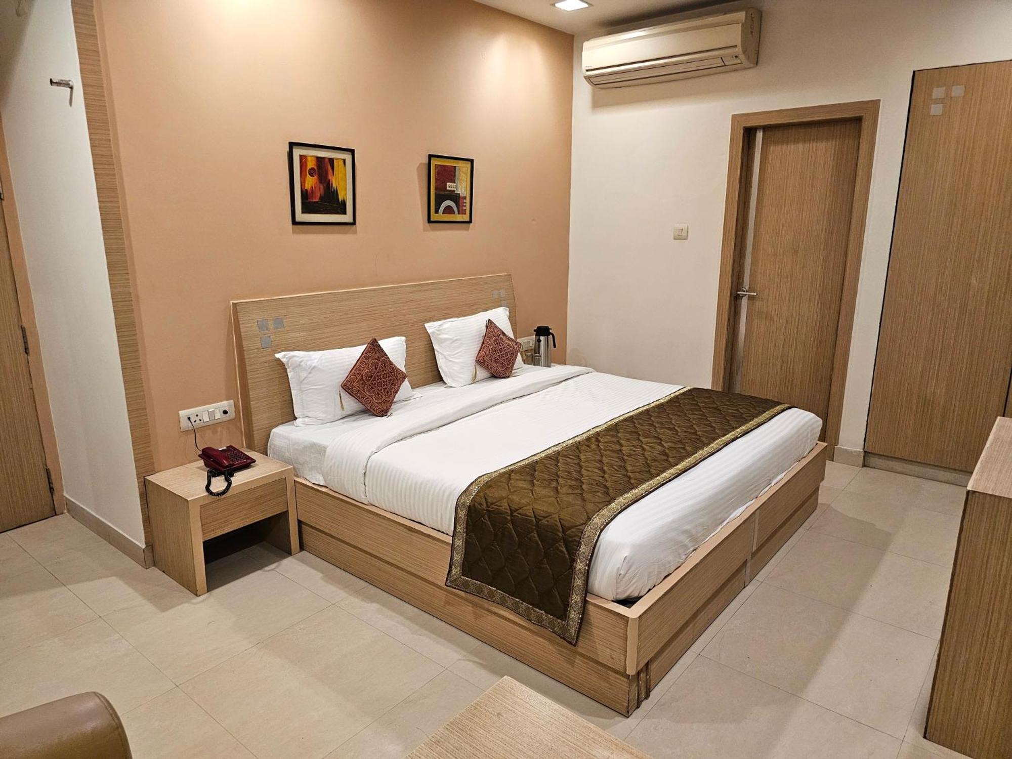 Hotel Crown Palace Allāhābād Junction 外观 照片