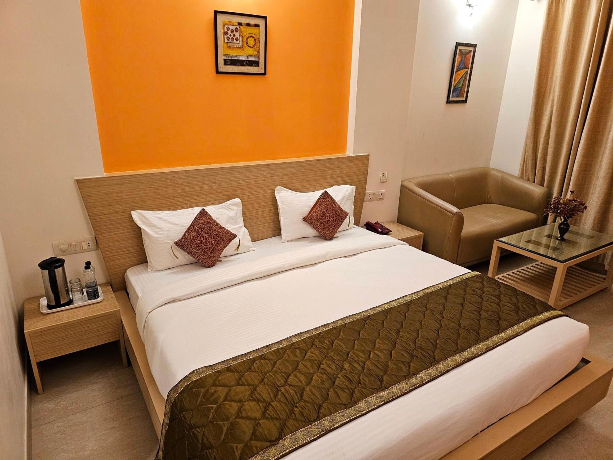 Hotel Crown Palace Allāhābād Junction 外观 照片